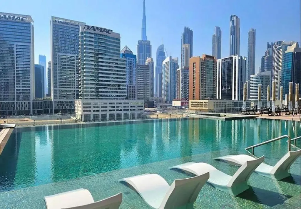 Canal View Apartment In Vibrant Business Bay Dubai