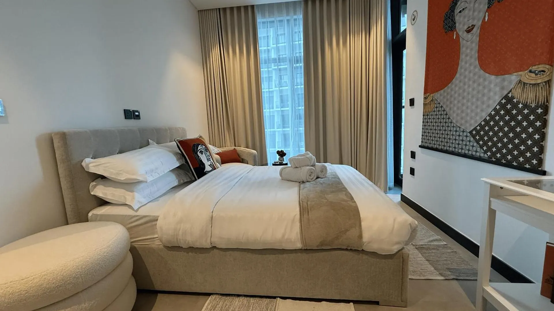 Canal View Apartment In Vibrant Business Bay Dubai