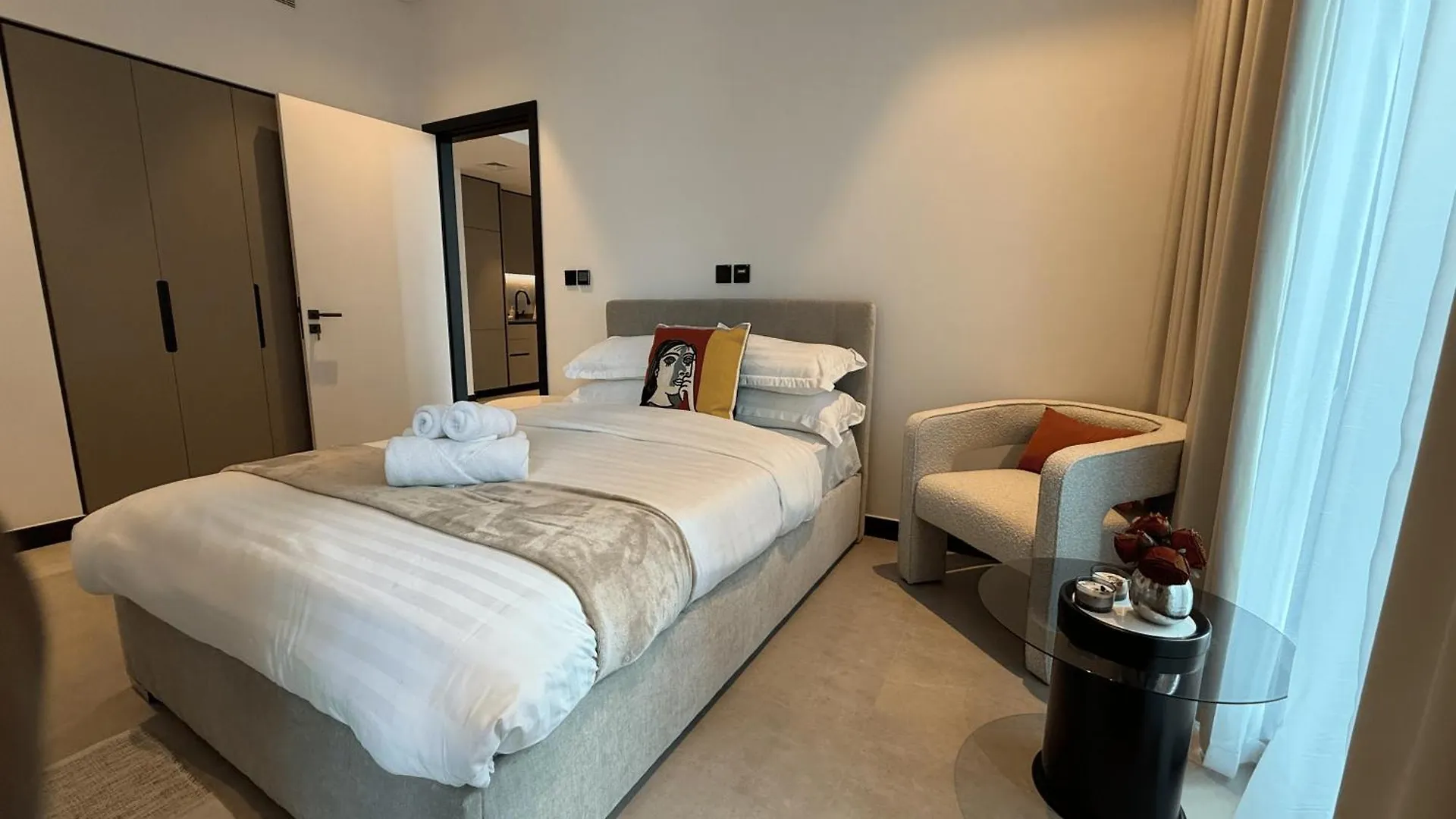 Canal View Apartment In Vibrant Business Bay Dubai 0*,