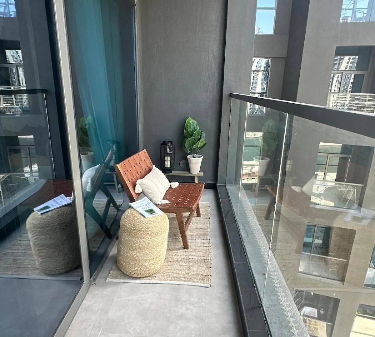 Canal View Apartment In Vibrant Business Bay Dubai