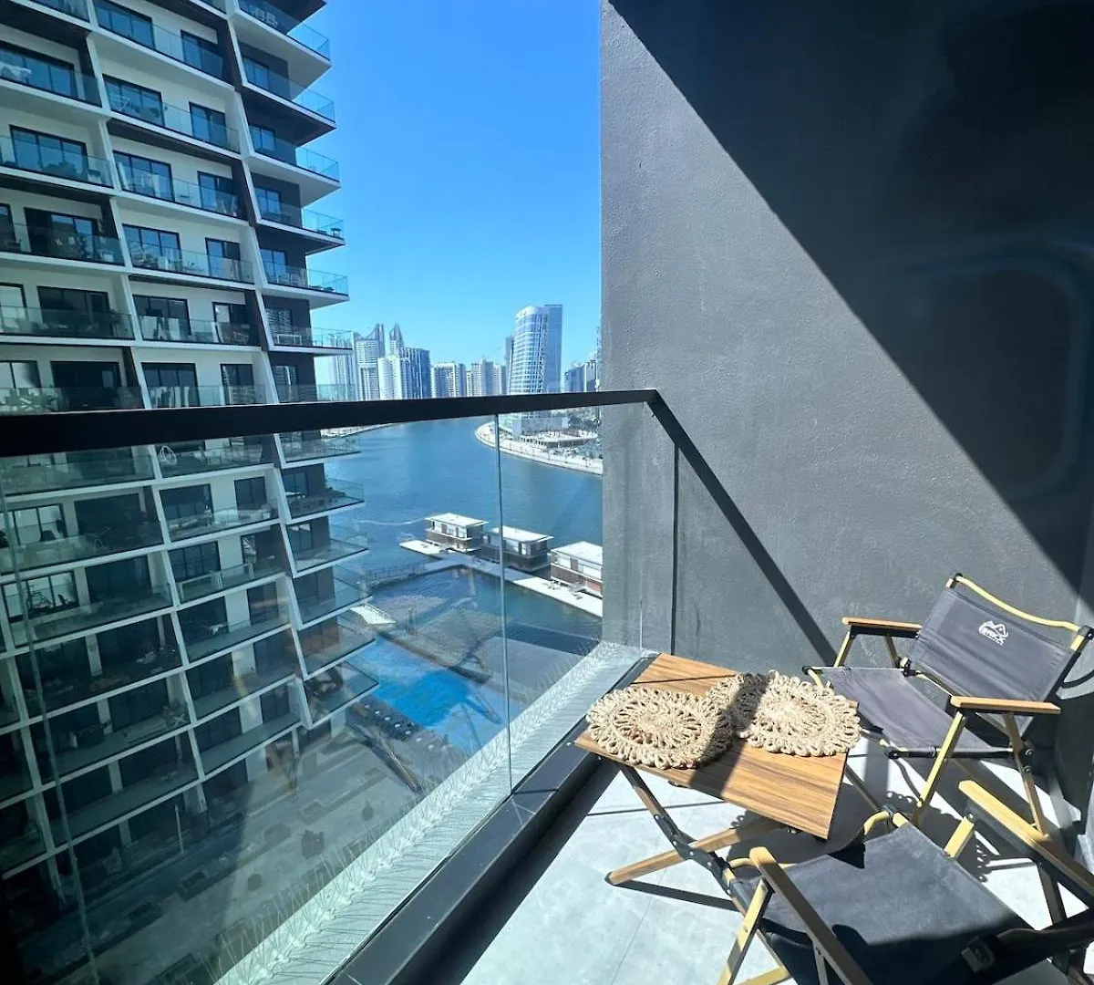 Canal View Apartment In Vibrant Business Bay Dubai