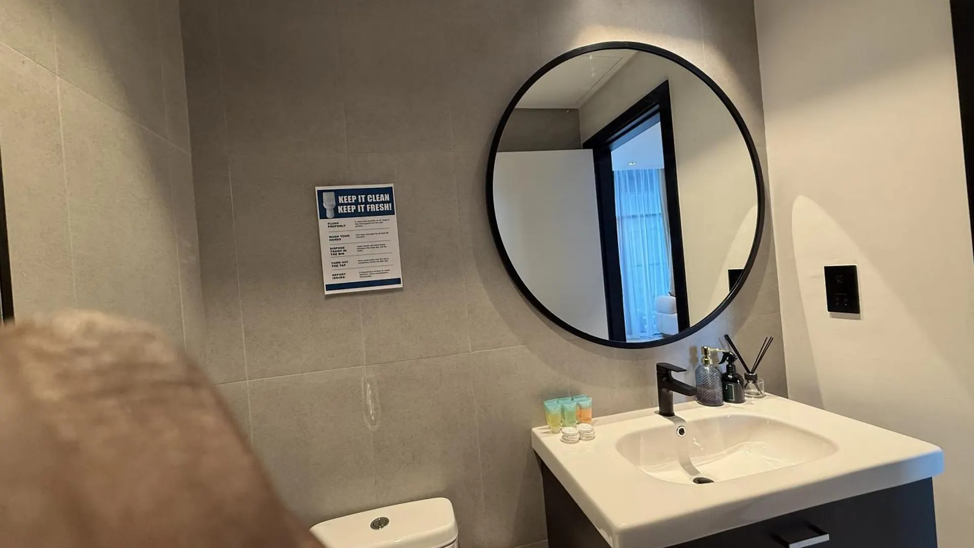 Canal View Apartment In Vibrant Business Bay Dubai United Arab Emirates