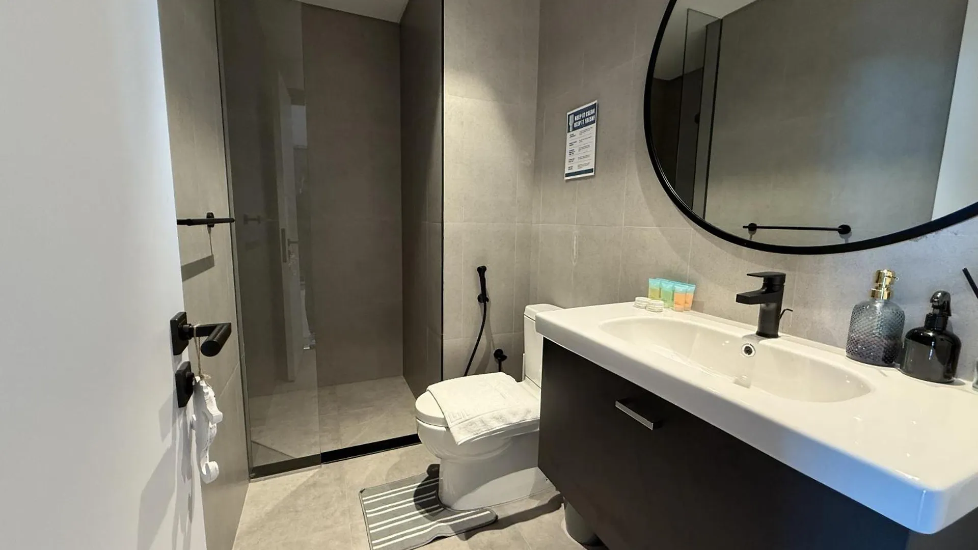Canal View Apartment In Vibrant Business Bay Dubai