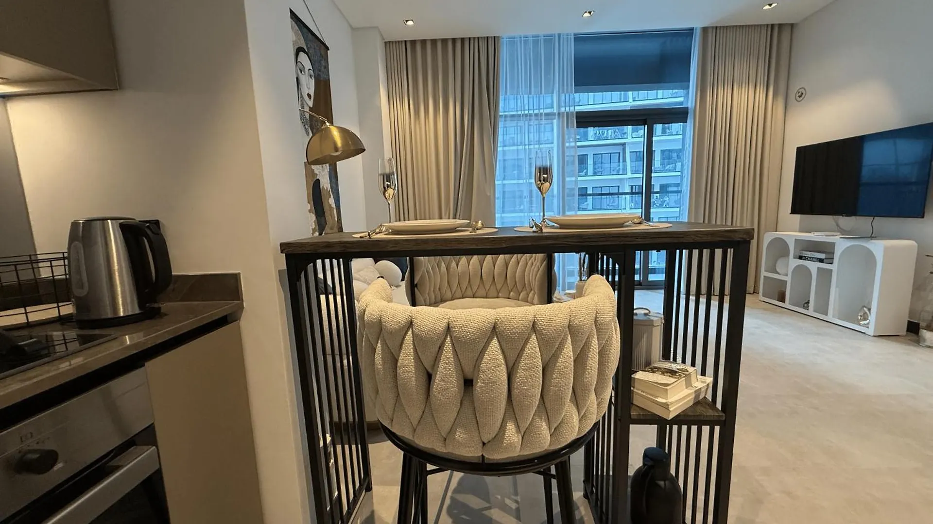 Canal View Apartment In Vibrant Business Bay Dubai
