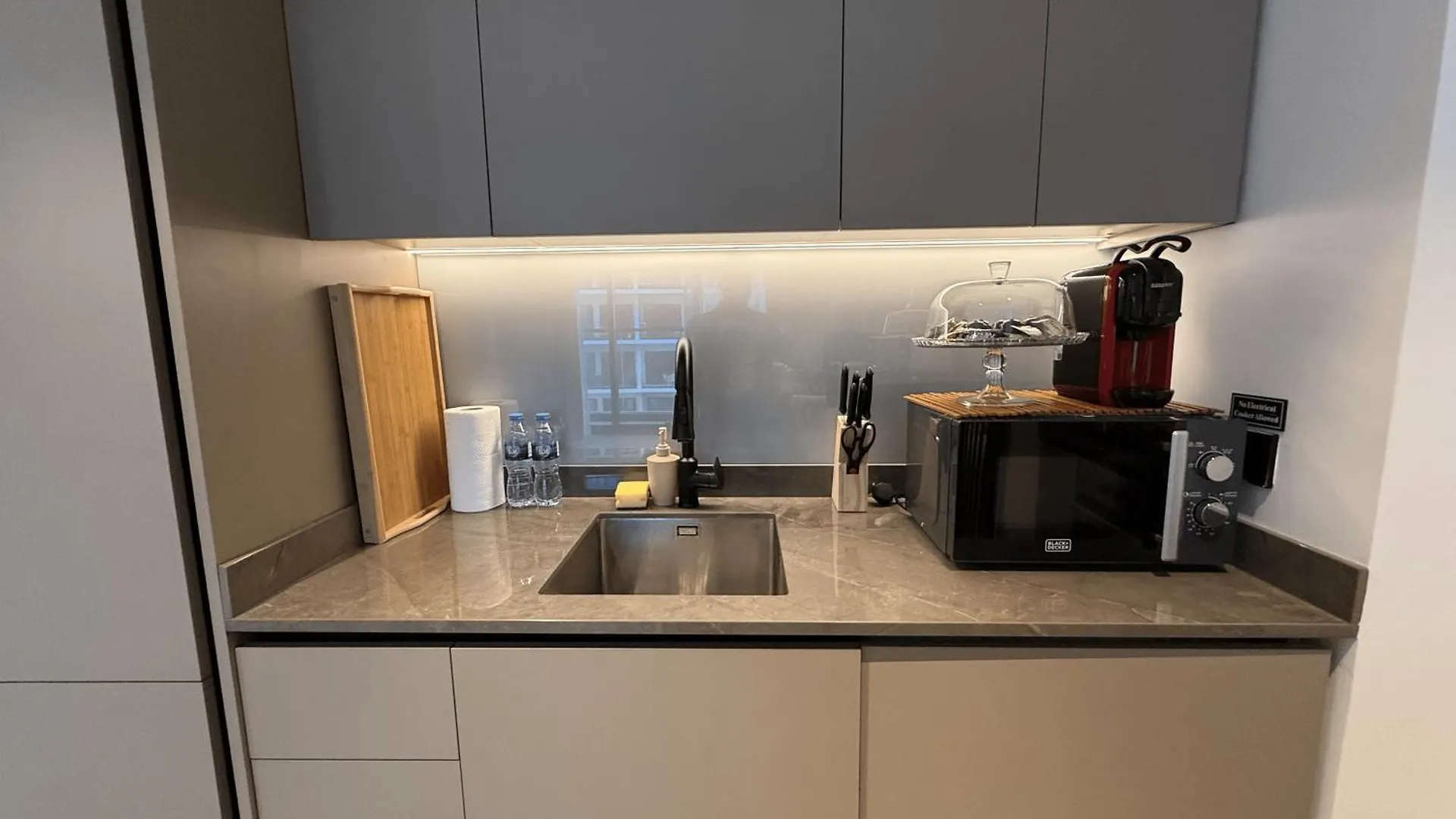 Canal View Apartment In Vibrant Business Bay Dubai