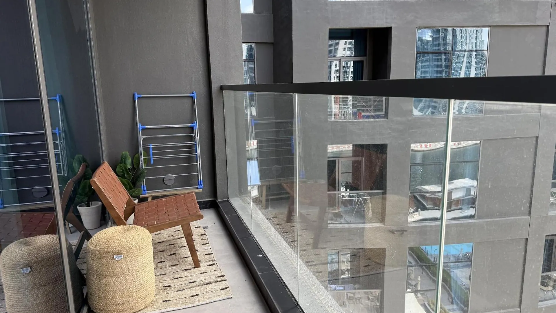 Canal View Apartment In Vibrant Business Bay Dubai