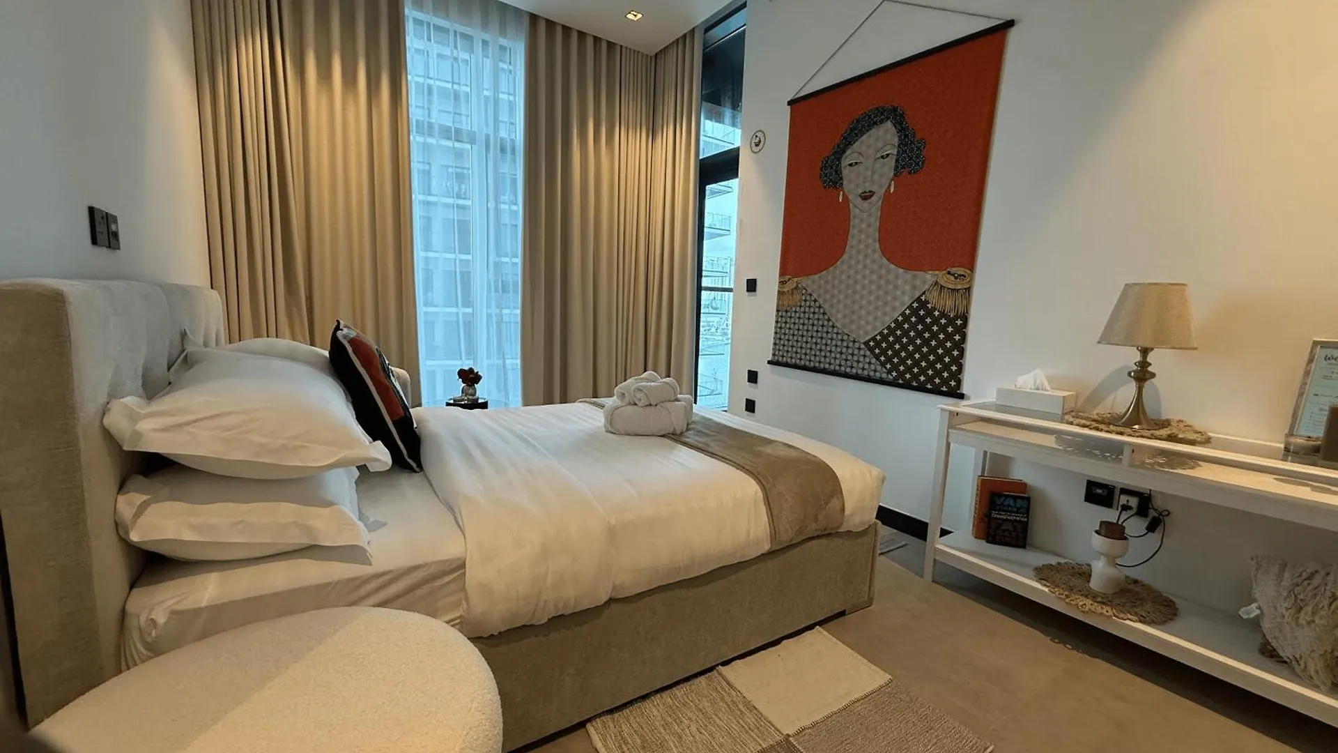 Canal View Apartment In Vibrant Business Bay Dubai