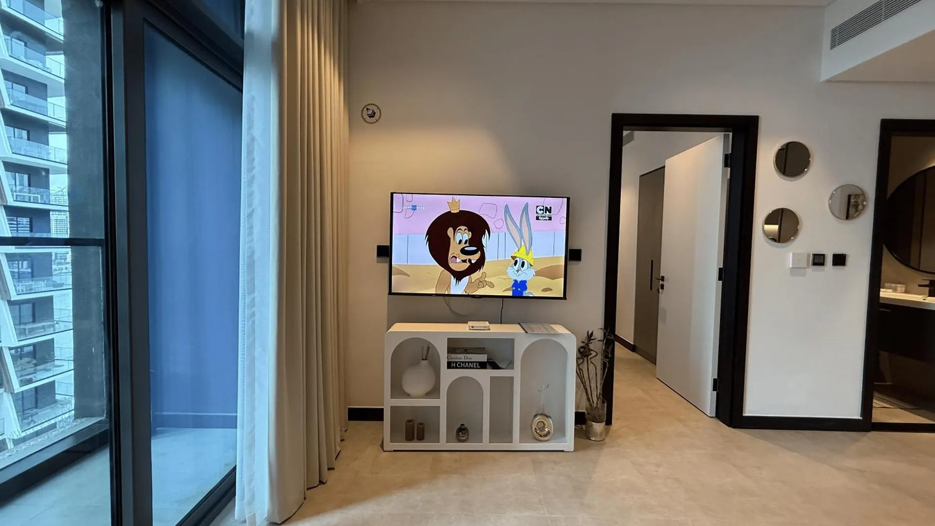 Canal View Apartment In Vibrant Business Bay Dubai