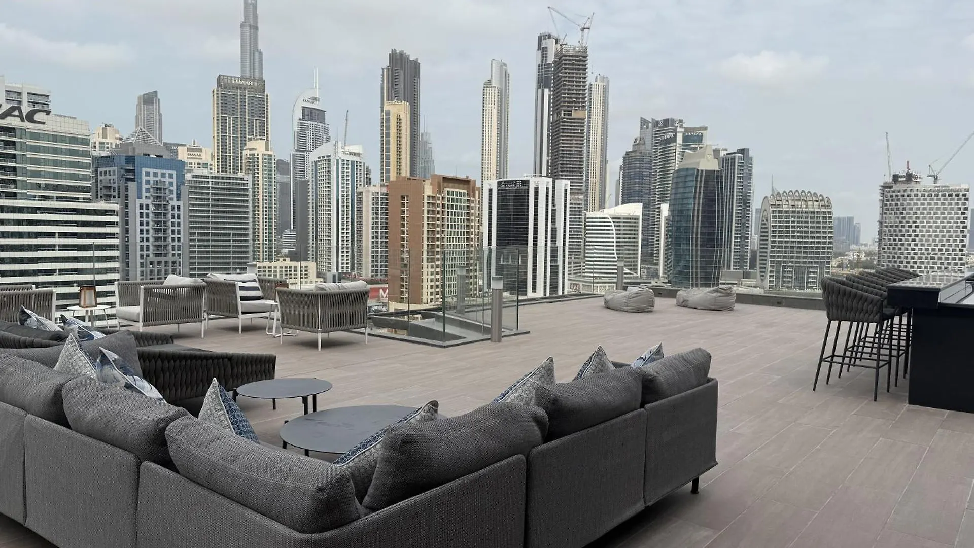 Canal View Apartment In Vibrant Business Bay Dubai
