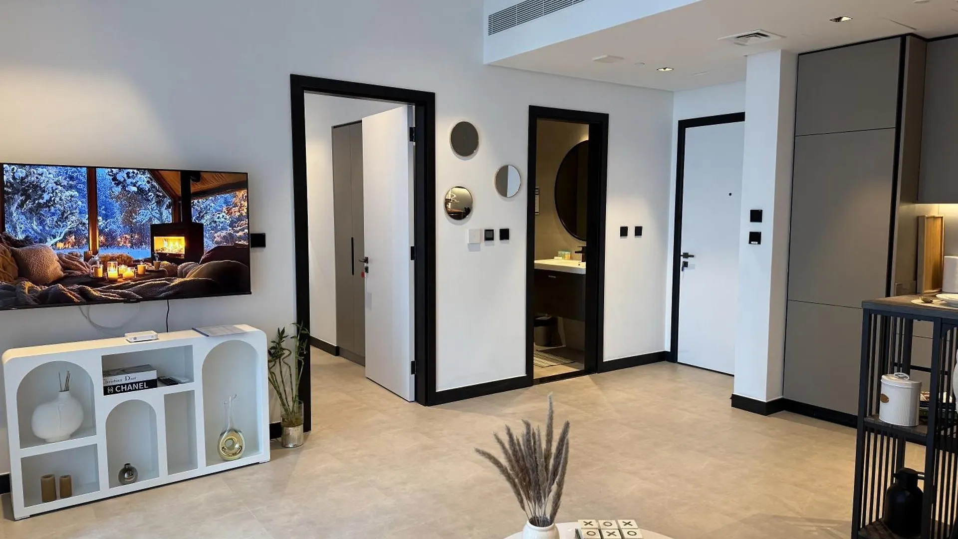 Canal View Apartment In Vibrant Business Bay Dubai
