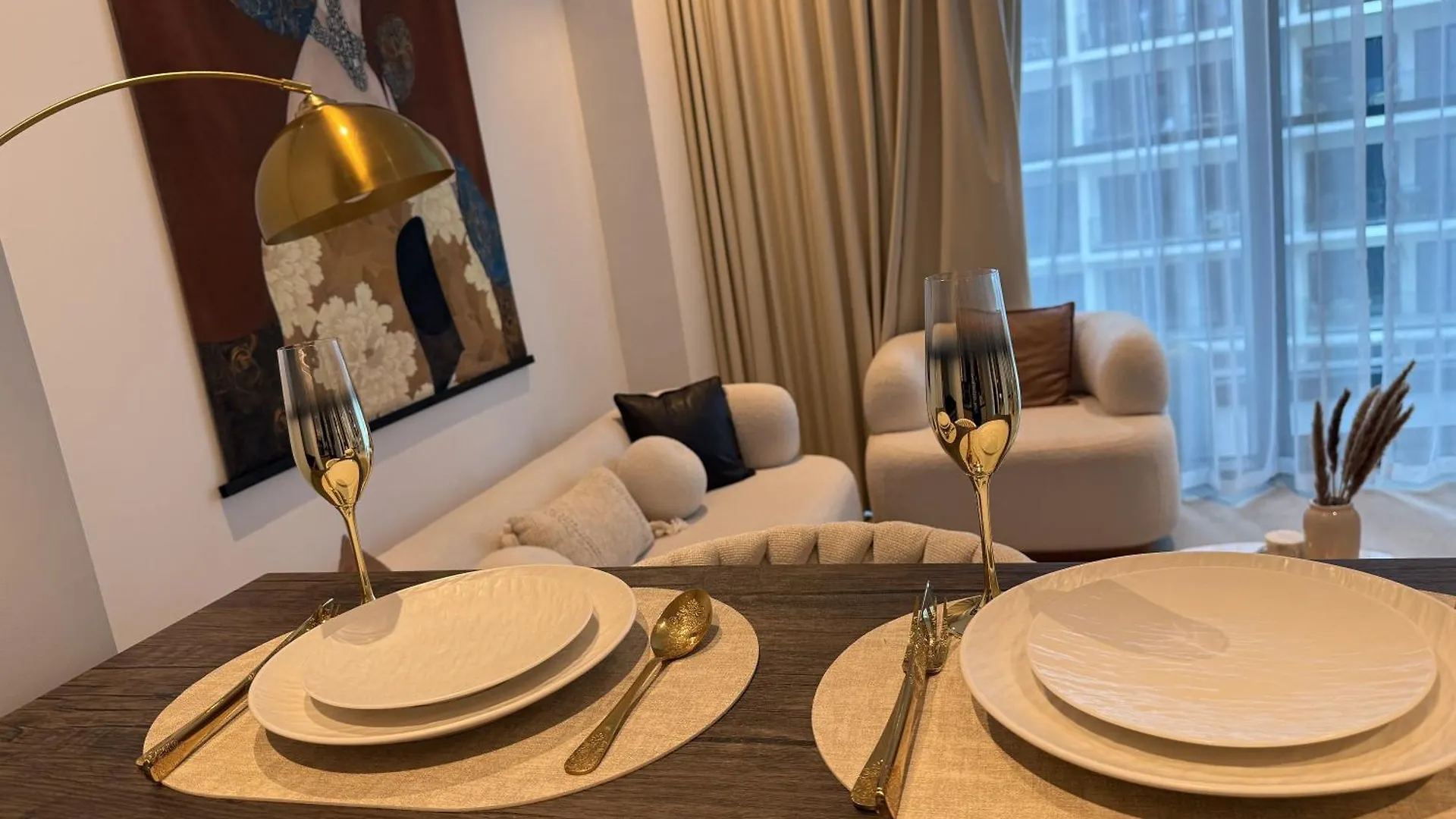 Canal View Apartment In Vibrant Business Bay Dubai