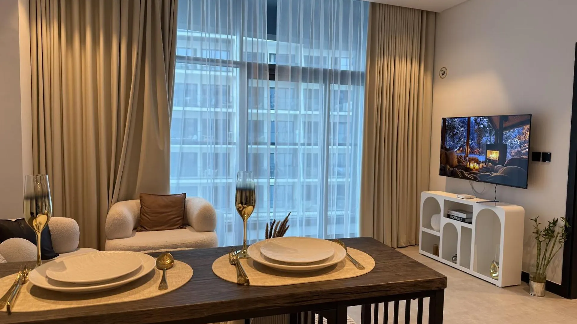 Canal View Apartment In Vibrant Business Bay Dubai