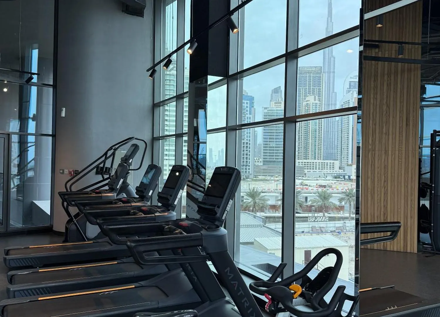 Canal View Apartment In Vibrant Business Bay Dubai