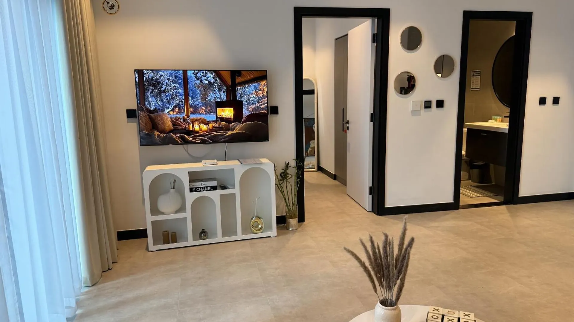 Canal View Apartment In Vibrant Business Bay Dubai 0*,