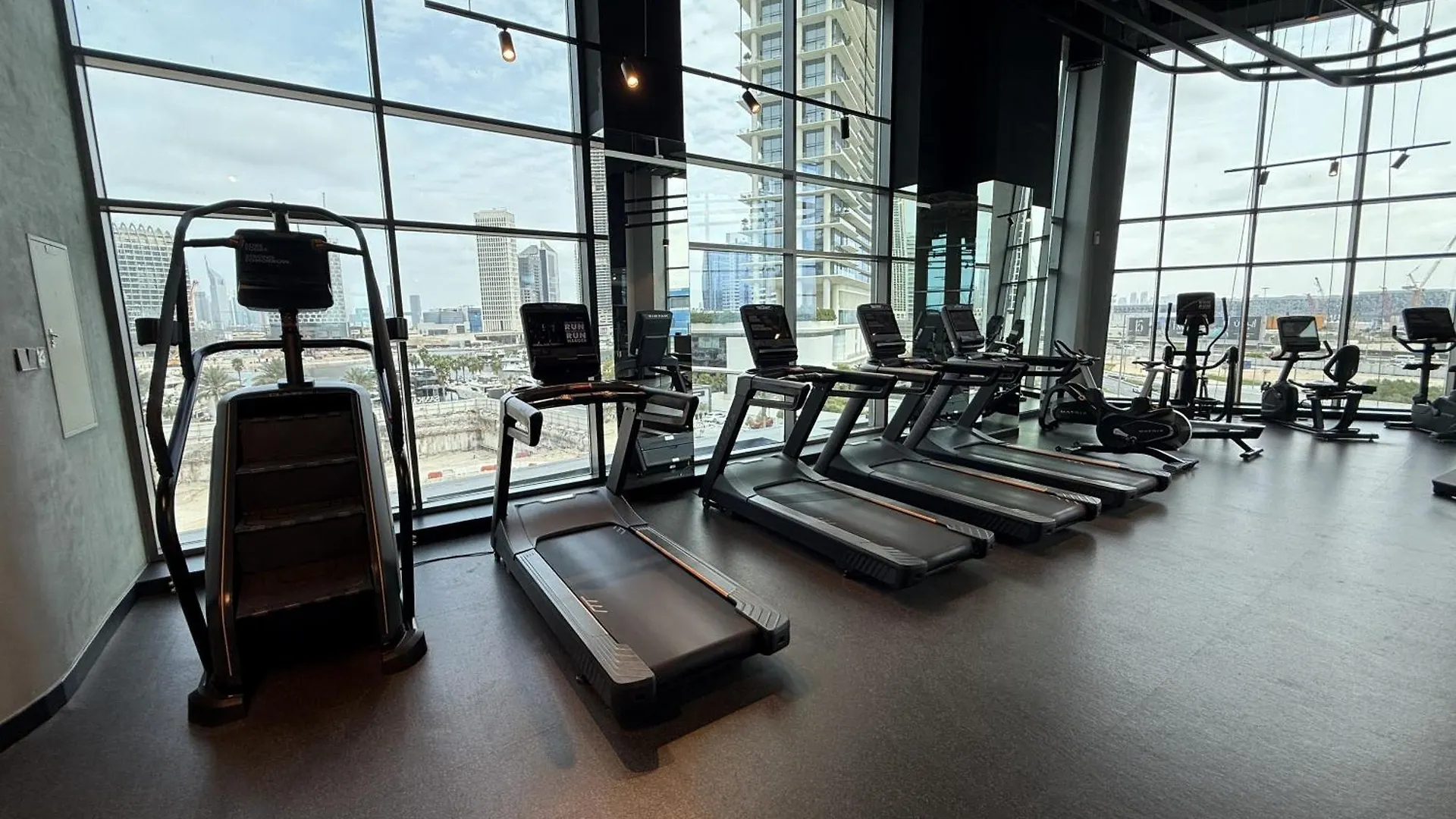 Canal View Apartment In Vibrant Business Bay Dubai