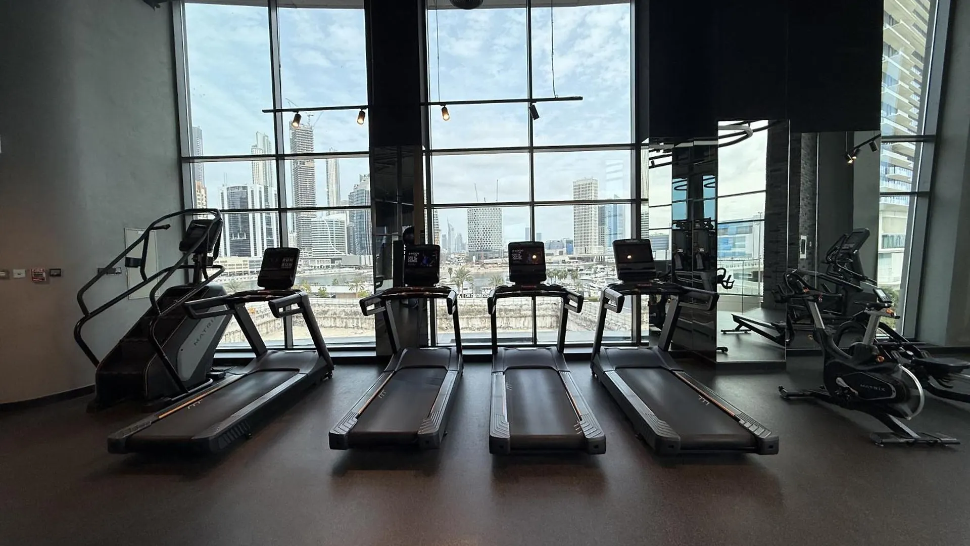 Canal View Apartment In Vibrant Business Bay Dubai