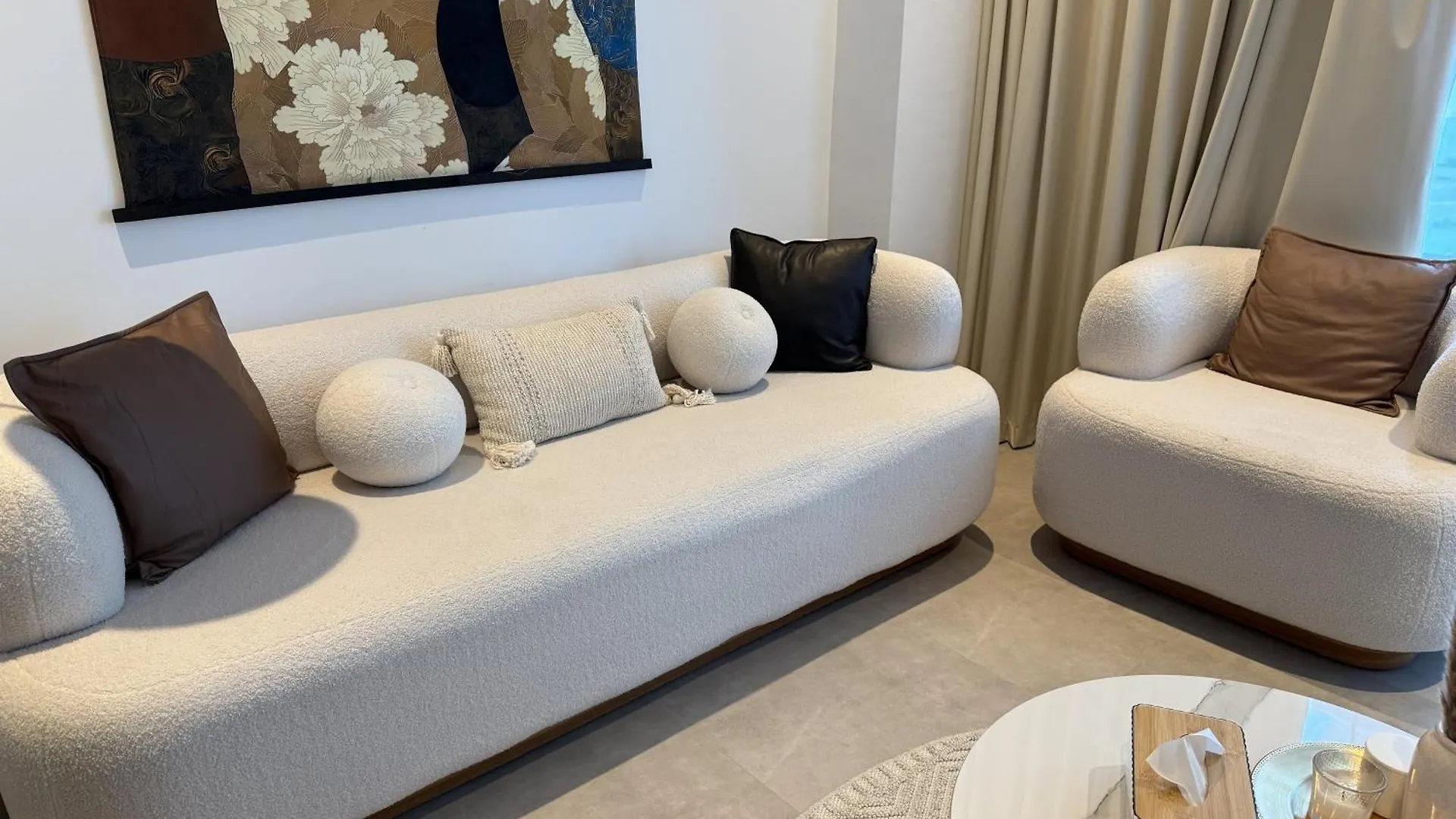 Canal View Apartment In Vibrant Business Bay Dubai United Arab Emirates