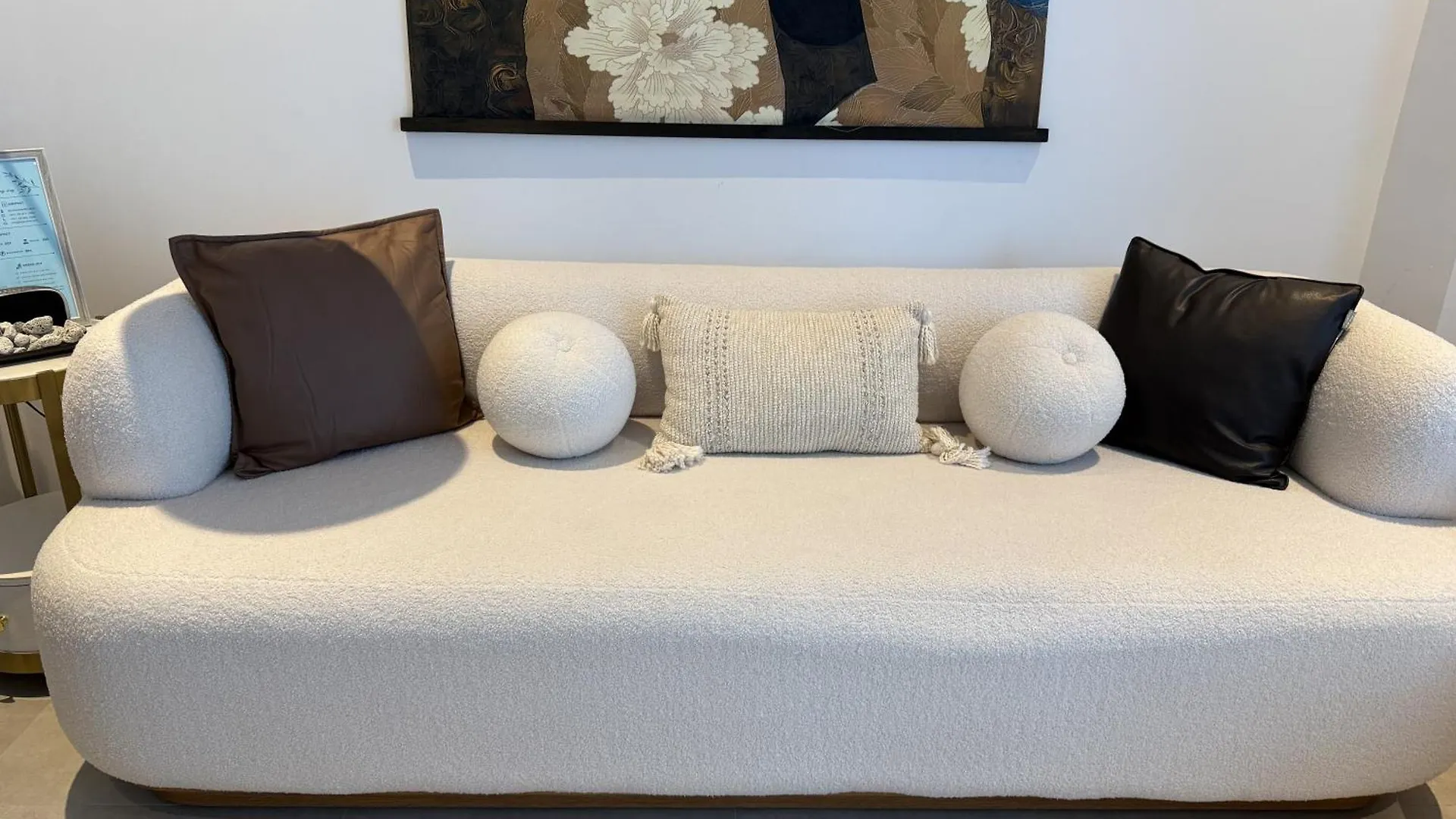 Canal View Apartment In Vibrant Business Bay Dubai