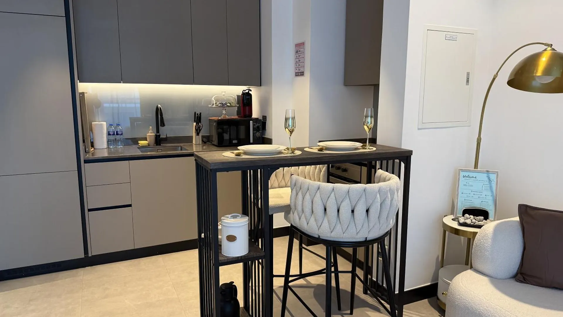 Canal View Apartment In Vibrant Business Bay Dubai