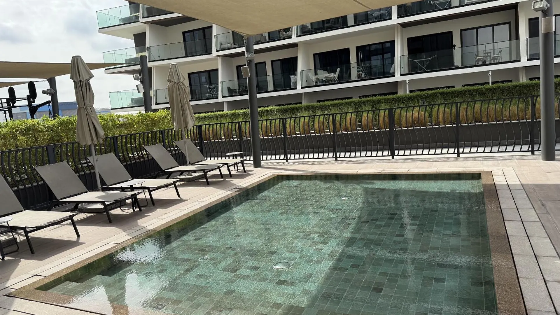 Canal View Apartment In Vibrant Business Bay Dubai